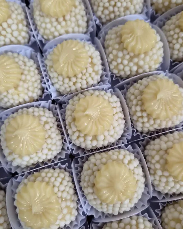 Bandeja de docinhos brancos em forminhas, prontos para entrega