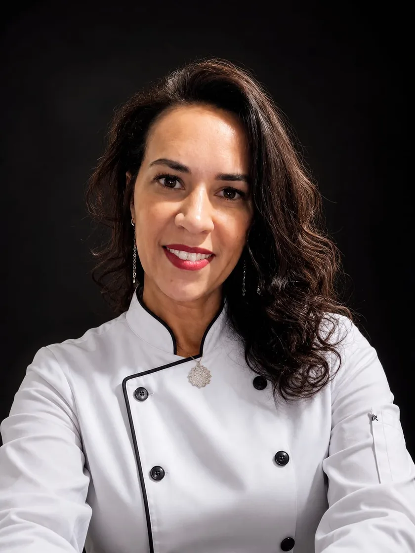 Danielle, confeiteira da La Dolce Vita Confeitaria, de dólmã branca
